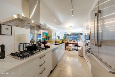 TREEHOUSE IN THE SKY! End unit , east and south, south west