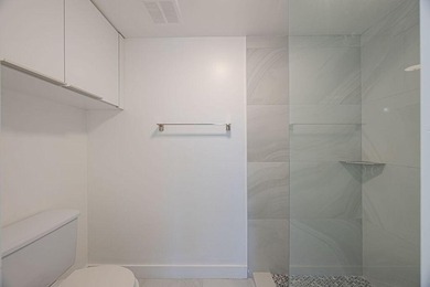 This light and bright apartment sits only is 1.5 Miles from the