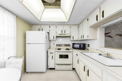 Nicely maintained 2 Bedroom, 1 Bath condo In the Heather Ridge