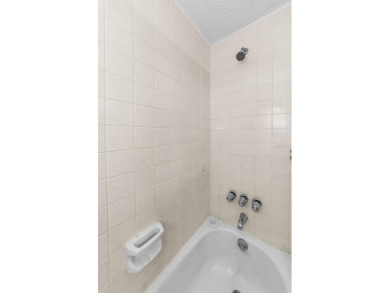 Nicely maintained 2 Bedroom, 1 Bath condo In the Heather Ridge