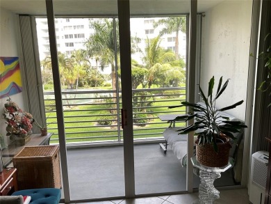 READY TO MOVE IN. NICELY UPDATED 2 BED 2 BATH UNIT OFFERS