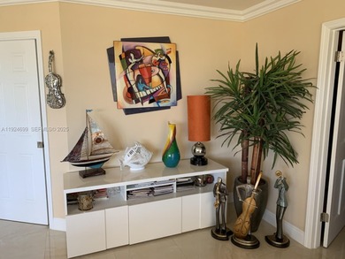 This charming condo in Fort Lauderdale, FL was built in 1978 and