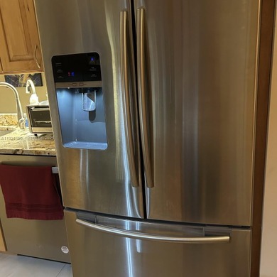 This charming condo in Fort Lauderdale, FL was built in 1978 and