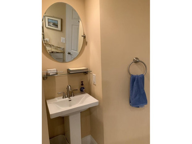 This charming condo in Fort Lauderdale, FL was built in 1978 and