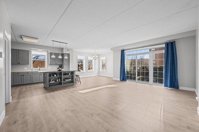 Enjoy maintenance free living in the heart of downtown Palatine!