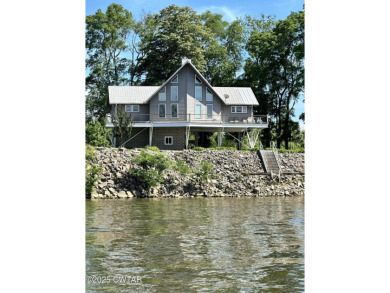 Beautiful River Front home located in Cobb Farm Resort. Enjoy