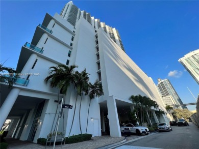 Live in the heart of Downtown Brickell in this modern 1 bed, 1