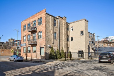 Rarely available top-floor, corner 1BR/1BA loft in the