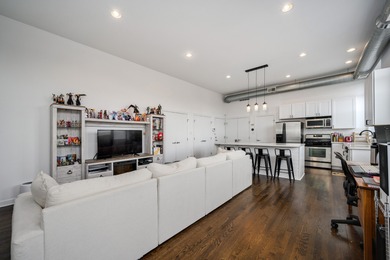 Rarely available top-floor, corner 1BR/1BA loft in the