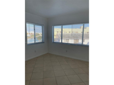 Charmin 1 Bedroom 1 bathroom condo in the desirable Normandy