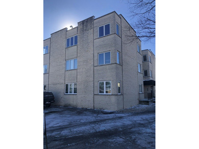 Sunlit top-floor living featuring 2 bedrooms, 1 full bath, and