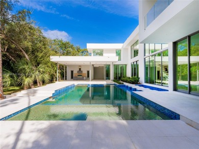 Villa Acqua di Gioia in the heart of North Pinecrest, blends