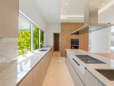 Villa Acqua di Gioia in the heart of North Pinecrest, blends