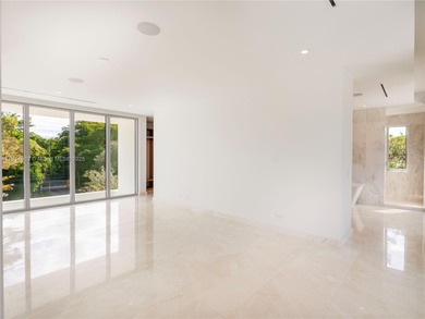 Villa Acqua di Gioia in the heart of North Pinecrest, blends