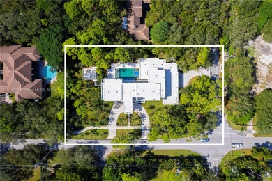 Villa Acqua di Gioia in the heart of North Pinecrest, blends