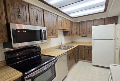 This light & neutral 2 bedroom 2 bath large (1380 sq. ft.) Cedar