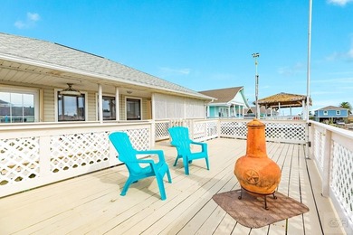 CHARMING THREE-BEDROOM CANAL HOME IN JAMAICA BEACH has a