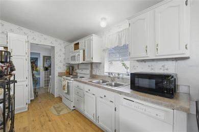 Welcome to Central Florida. This 3-bedroom, (SPLIT FLOOR PLAN /