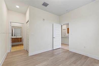 Investor opportunity! Luxurious Smart Apartment 2/ 2/1 in