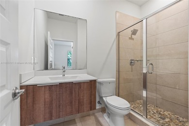 Investor opportunity! Luxurious Smart Apartment 2/ 2/1 in