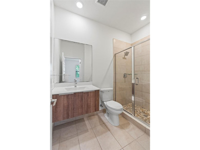 Investor opportunity! Luxurious Smart Apartment 2/ 2/1 in