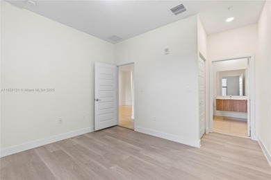 Investor opportunity! Luxurious Smart Apartment 2/ 2/1 in