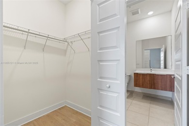 Investor opportunity! Luxurious Smart Apartment 2/ 2/1 in