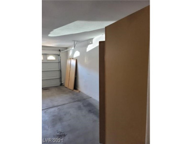 Welcome HOME to the GATED community of Parkway Villas!! This