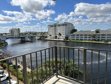Beautiful 2/2 unit intracoastal view in the boutique building (4