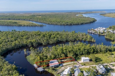 Welcome to your peaceful waterfront retreat in Suwannee