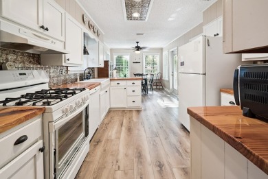 Welcome to your peaceful waterfront retreat in Suwannee