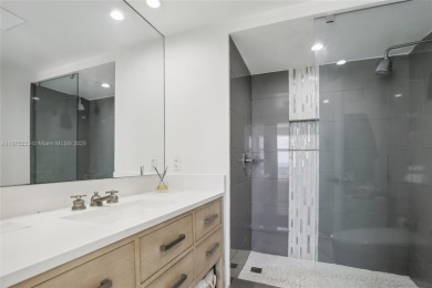 This Stunning 2/2 Fully Furnished, Modern,relaxing Floridian