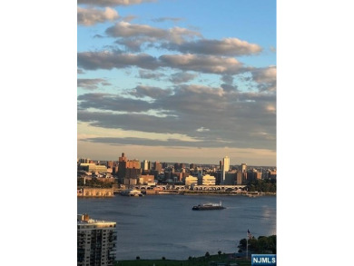 Luxury Living in the Highly Sought after Horizon House - Top