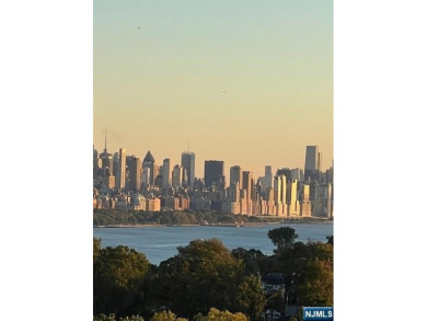 Luxury Living in the Highly Sought after Horizon House - Top