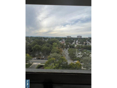 Luxury Living in the Highly Sought after Horizon House - Top