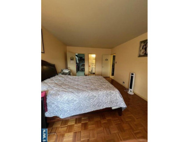 Luxury Living in the Highly Sought after Horizon House - Top