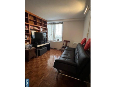 Luxury Living in the Highly Sought after Horizon House - Top