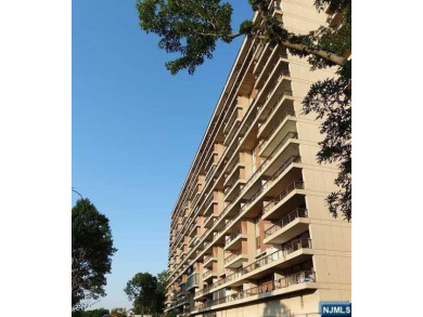 Luxury Living in the Highly Sought after Horizon House - Top