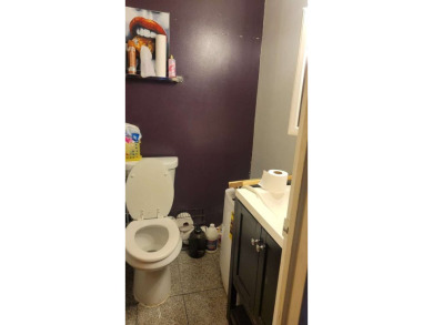 Large 2 bedroom, 1.5 bath unit on  4th floor. Huge living