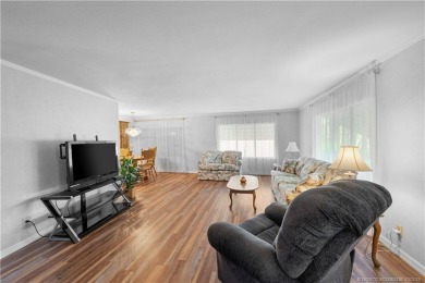 Charming mobile home on a cul-de-sac with a fenced yard and