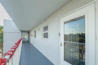 BEAUTIFUL CHARMING FURNISHED 2/2 CONDO IN THE CONVOITED