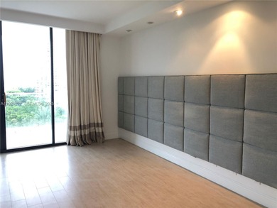 Gorgeous 2 Bedroom + Den (can be enclosed as a 3rd bedroom) / 2