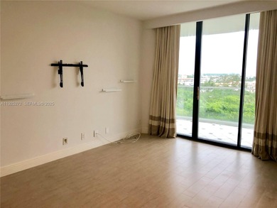 Gorgeous 2 Bedroom + Den (can be enclosed as a 3rd bedroom) / 2