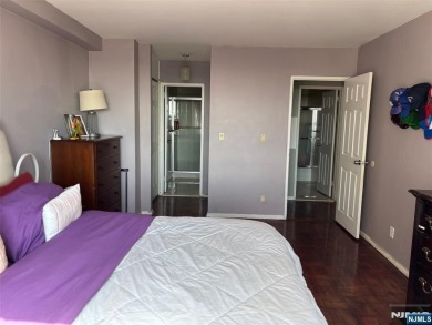 High floor 2BR/2Bath condo with a wonderful NYC skyline view