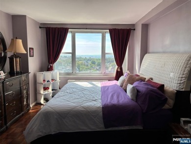 High floor 2BR/2Bath condo with a wonderful NYC skyline view