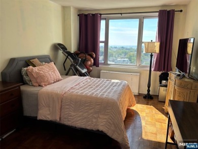 High floor 2BR/2Bath condo with a wonderful NYC skyline view
