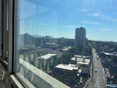 High floor 2BR/2Bath condo with a wonderful NYC skyline view