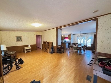 Come enjoy this quiet setting with access to Lake Sinclair. This