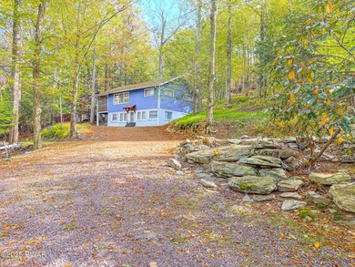 LAKEFRONT LIVING IN MARTINS COVE - CUSTOM 3-BEDROOM RETREAT ON