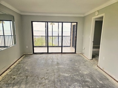 EXPERIENCE THE ULTIMATE RIVERFRONT LIFESTYLE! Welcome to this